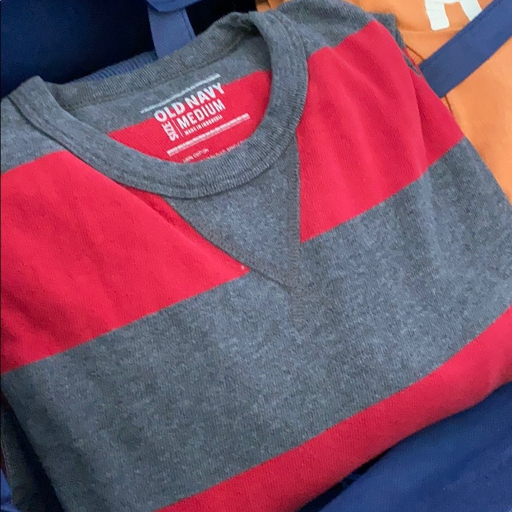 Old navy t shirt .